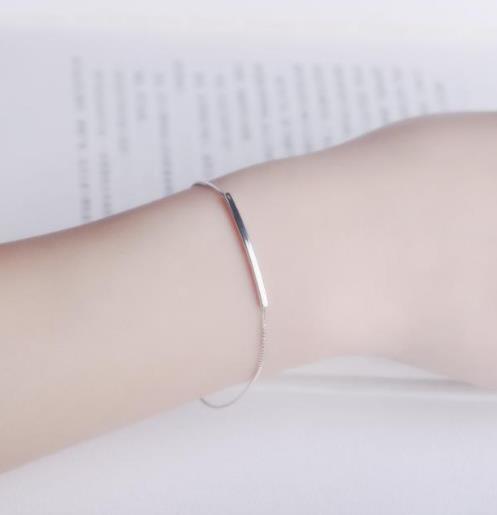 这几款纯银星星月亮镂空手链搭配：时尚减龄（图）