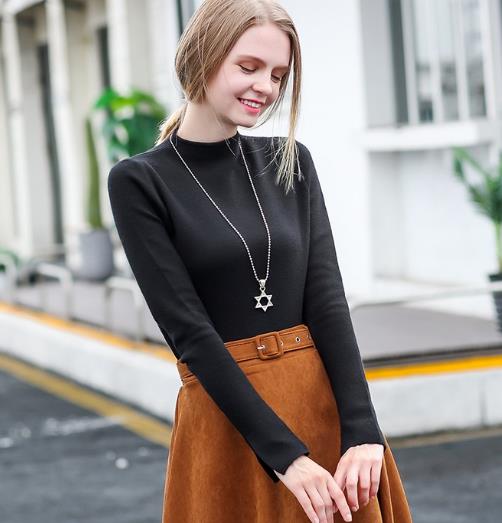 半高领开衩衣袖打底衫搭配短裙：知性时髦又减龄