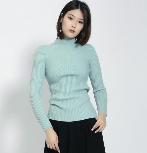 半高领开衩衣袖打底衫搭配短裙：知性时髦又减龄