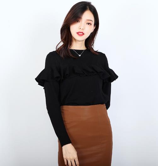 半高领开衩衣袖打底衫搭配短裙：知性时髦又减龄