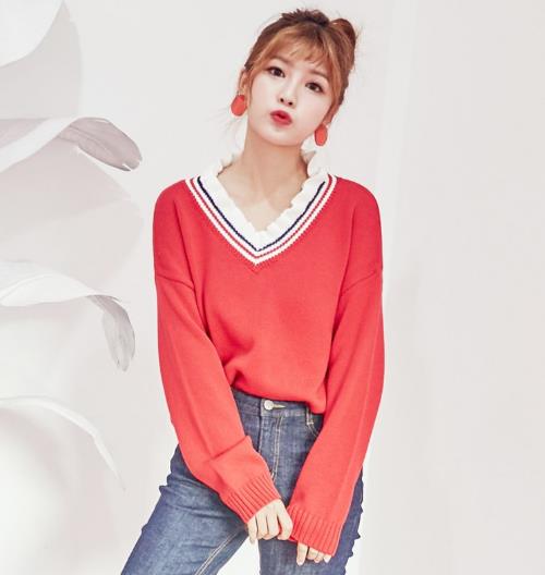 半高领开衩衣袖打底衫搭配短裙：知性时髦又减龄