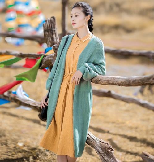 木耳边灯笼袖针织外套搭配连衣裙：时尚显瘦（图）