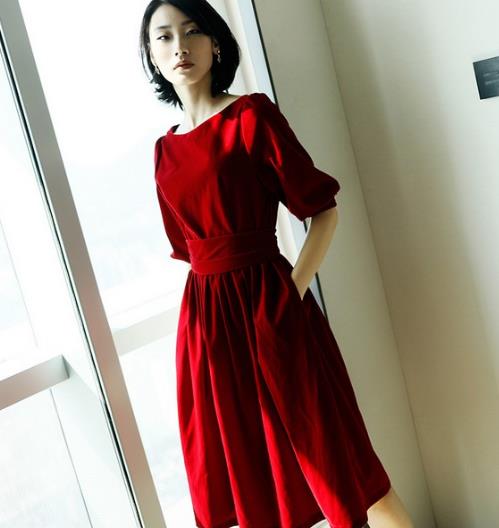 喇叭袖一字领修身连衣裙搭配:青春减龄又性感(图) 喇叭袖一字领修身连衣裙搭配:青春减龄又性感(图)