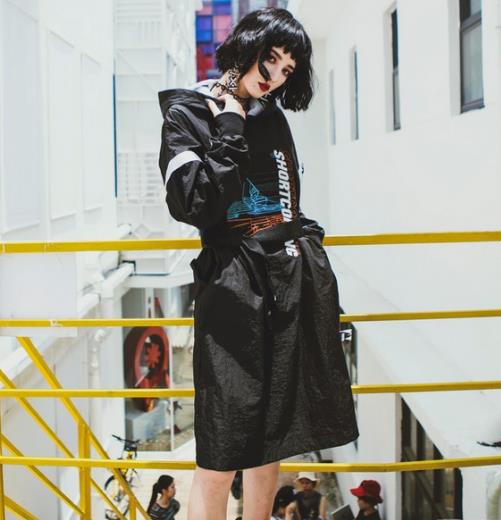 喇叭袖一字领修身连衣裙搭配：青春减龄又性感（图）