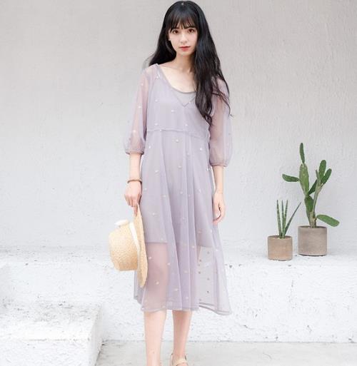 喇叭袖一字领修身连衣裙搭配：青春减龄又性感（图）