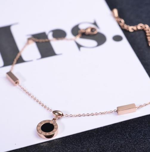 欧美简约黑色圆形钛钢小巧精致细项链：简约时尚