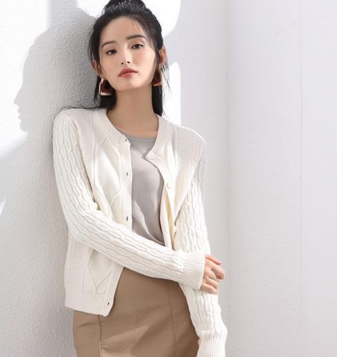 V领蝙蝠袖针织衫的多种搭配：新款针织衫推荐（图）