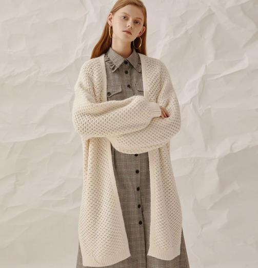 V领蝙蝠袖针织衫的多种搭配：新款针织衫推荐（图）