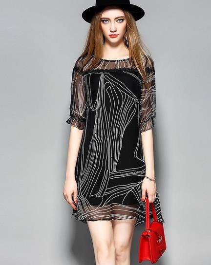 高跟鞋搭配印花修身连衣裙：个性张扬连衣裙推荐