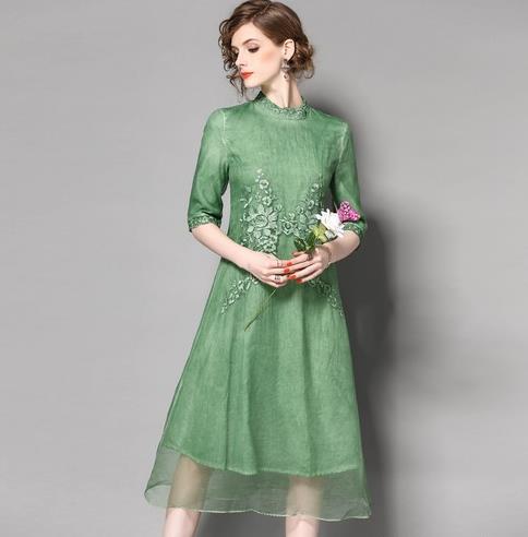 一件蕾丝连衣裙的多种穿搭：演绎青春笑靥如花