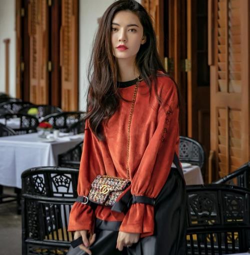 丝绒刺绣喇叭袖卫衣怎么搭配才能够甜够新潮（图）