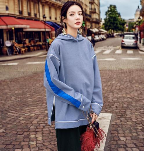 丝绒刺绣喇叭袖卫衣怎么搭配才能够甜够新潮（图）