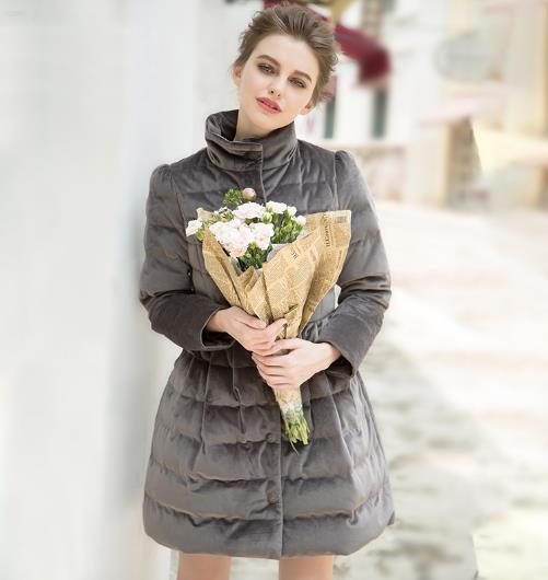 金丝绒裙摆羽绒服怎么搭配:时尚优雅又保暖(图) 金丝绒裙摆羽绒服怎么搭配:时尚优雅又保暖(图)