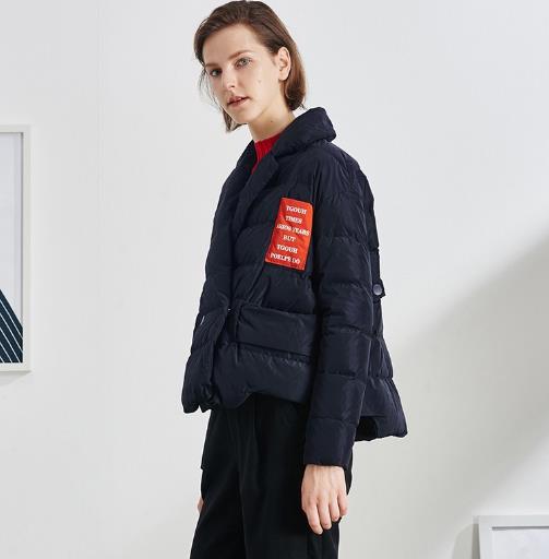 金丝绒裙摆羽绒服怎么搭配：时尚优雅又保暖（图）