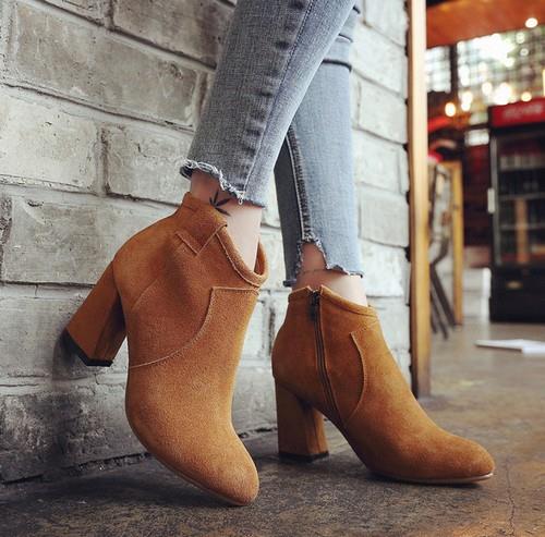 英伦风尖头粗跟裸靴的多种搭配：时尚显瘦又性感