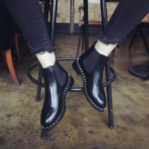 英伦风尖头粗跟裸靴的多种搭配：时尚显瘦又性感