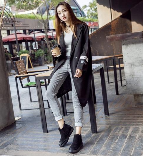 英伦风尖头粗跟裸靴的多种搭配：时尚显瘦又性感