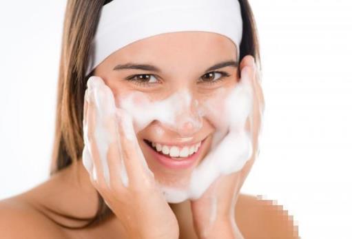 皮肤变白的简单方法:深层清洁及护理很关键(图) 皮肤变白的简单方法:深层清洁及护理很关键(图)