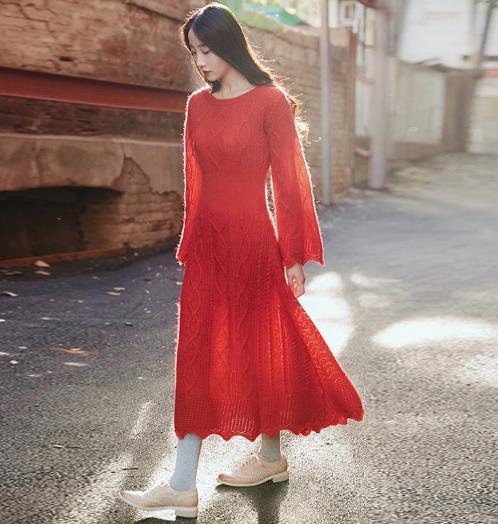 不规则立领针织裙这样搭配外套才能减龄又优雅 不规则立领针织裙这样搭配外套才能减龄又优雅