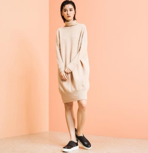 不规则立领针织裙这样搭配外套才能减龄又优雅 不规则立领针织裙这样搭配外套才能减龄又优雅