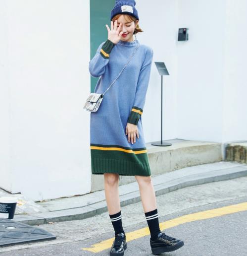 撞色半高领针织连衣裙的多种搭配：打造时尚潮流