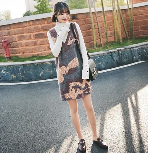 撞色半高领针织连衣裙的多种搭配：打造时尚潮流