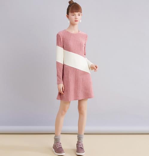 撞色半高领针织连衣裙的多种搭配：打造时尚潮流