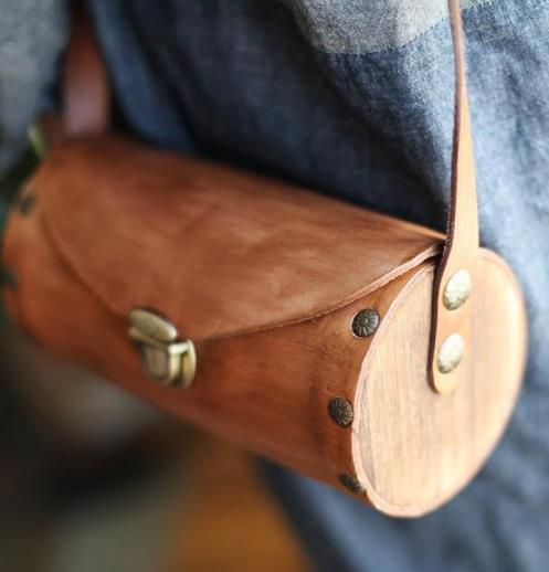 凸显造型利器小圆筒女包：复古时尚小圆筒包搭配