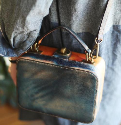 凸显造型利器小圆筒女包：复古时尚小圆筒包搭配