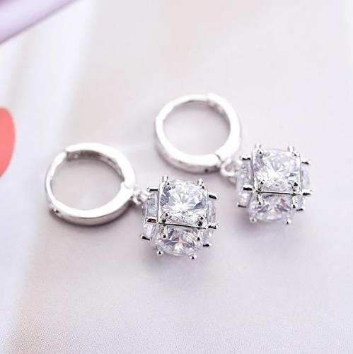 今年最流行的圈圈水晶珍珠耳钉:百搭简约又优雅 今年最流行的圈圈水晶珍珠耳钉:百搭简约又优雅