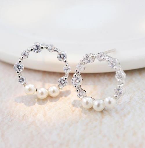 今年最流行的圈圈水晶珍珠耳钉：百搭简约又优雅