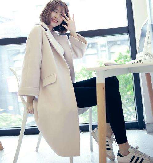 开叉宽松毛呢外套搭配针织裙：时尚个性又优雅