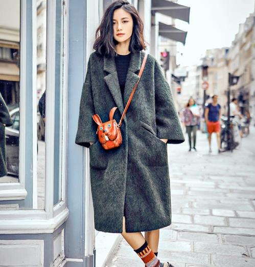 开叉宽松毛呢外套搭配针织裙：时尚个性又优雅