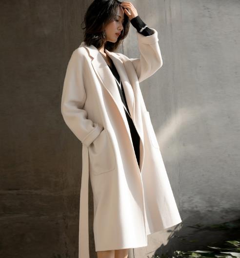 开叉宽松毛呢外套搭配针织裙：时尚个性又优雅