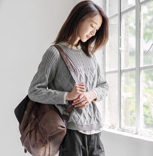 开叉宽松毛呢外套搭配针织裙：时尚个性又优雅