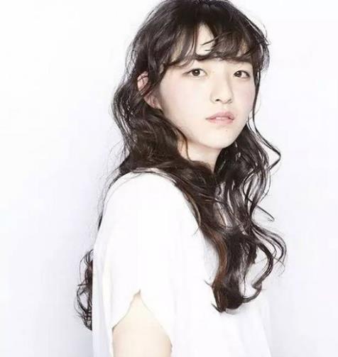 今年冬季最流行的长卷发 ：5款长卷发打造时尚潮流