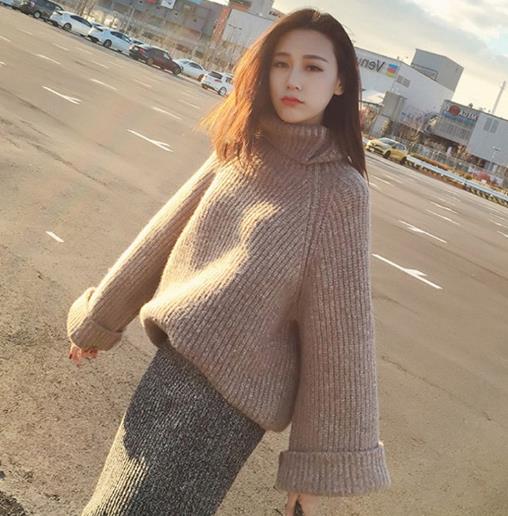 复古高领喇叭袖针织衫搭配包臀裙：时尚优雅（图）