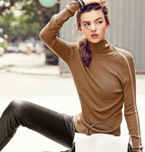 复古高领喇叭袖针织衫搭配包臀裙：时尚优雅（图）