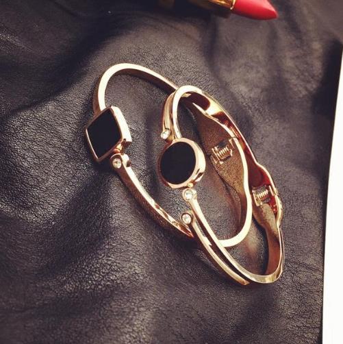 彰显女人时尚魅力的几款创意字母镂空宽手镯（图）