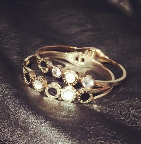 彰显女人时尚魅力的几款创意字母镂空宽手镯（图）