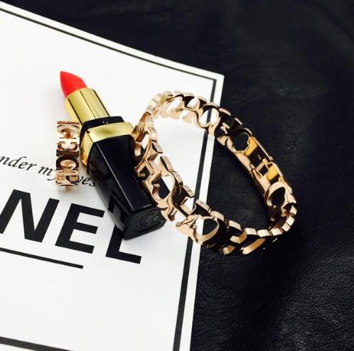 彰显女人时尚魅力的几款创意字母镂空宽手镯（图）