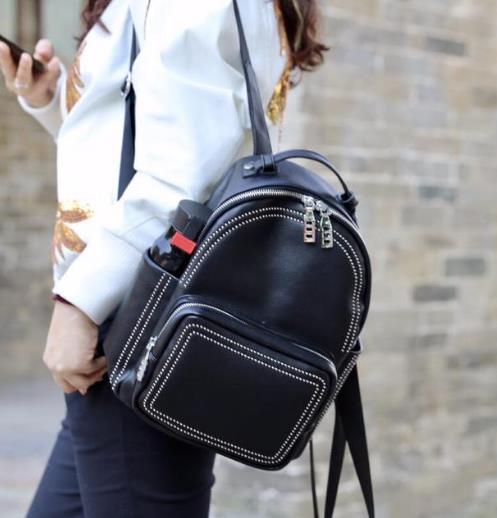 牛津布配牛皮铆钉双肩包：简约时尚双肩包分享（图）