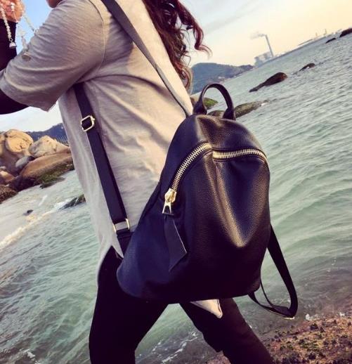 牛津布配牛皮铆钉双肩包：简约时尚双肩包分享（图）