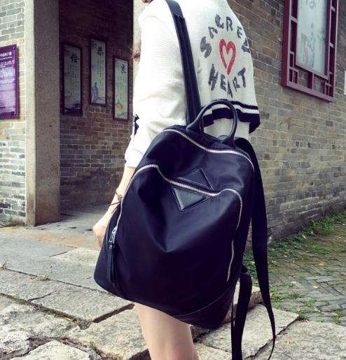 牛津布配牛皮铆钉双肩包：简约时尚双肩包分享（图）