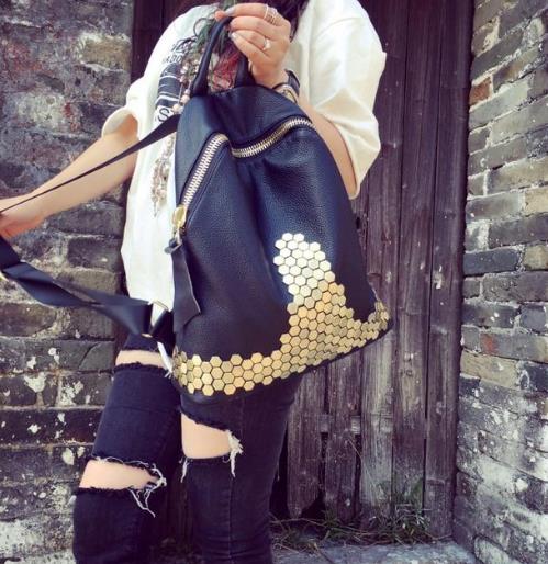 牛津布配牛皮铆钉双肩包：简约时尚双肩包分享（图）