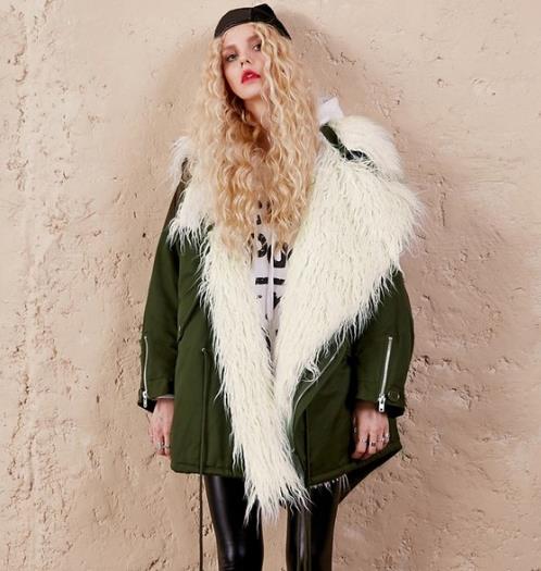 时髦大方短款外套的多种搭配：时尚保暖外套推荐