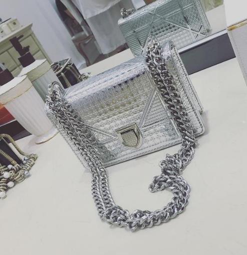 适合小个子女生背的铆钉链条小方包推荐（图）