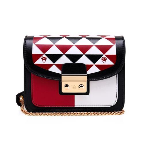 适合小个子女生背的铆钉链条小方包推荐（图）