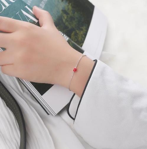 金银手镯早就过时了：现在流行清新简约手链（图）