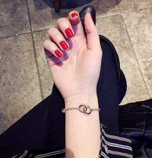 金银手镯早就过时了：现在流行清新简约手链（图）